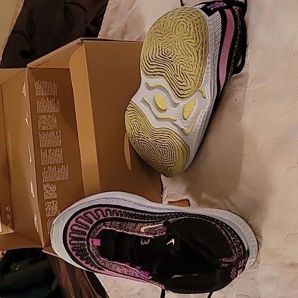 Nike Cosmic sneakers (adult) NEW Men Size 9 , Women size 10.5 US - Picture 11 of 14